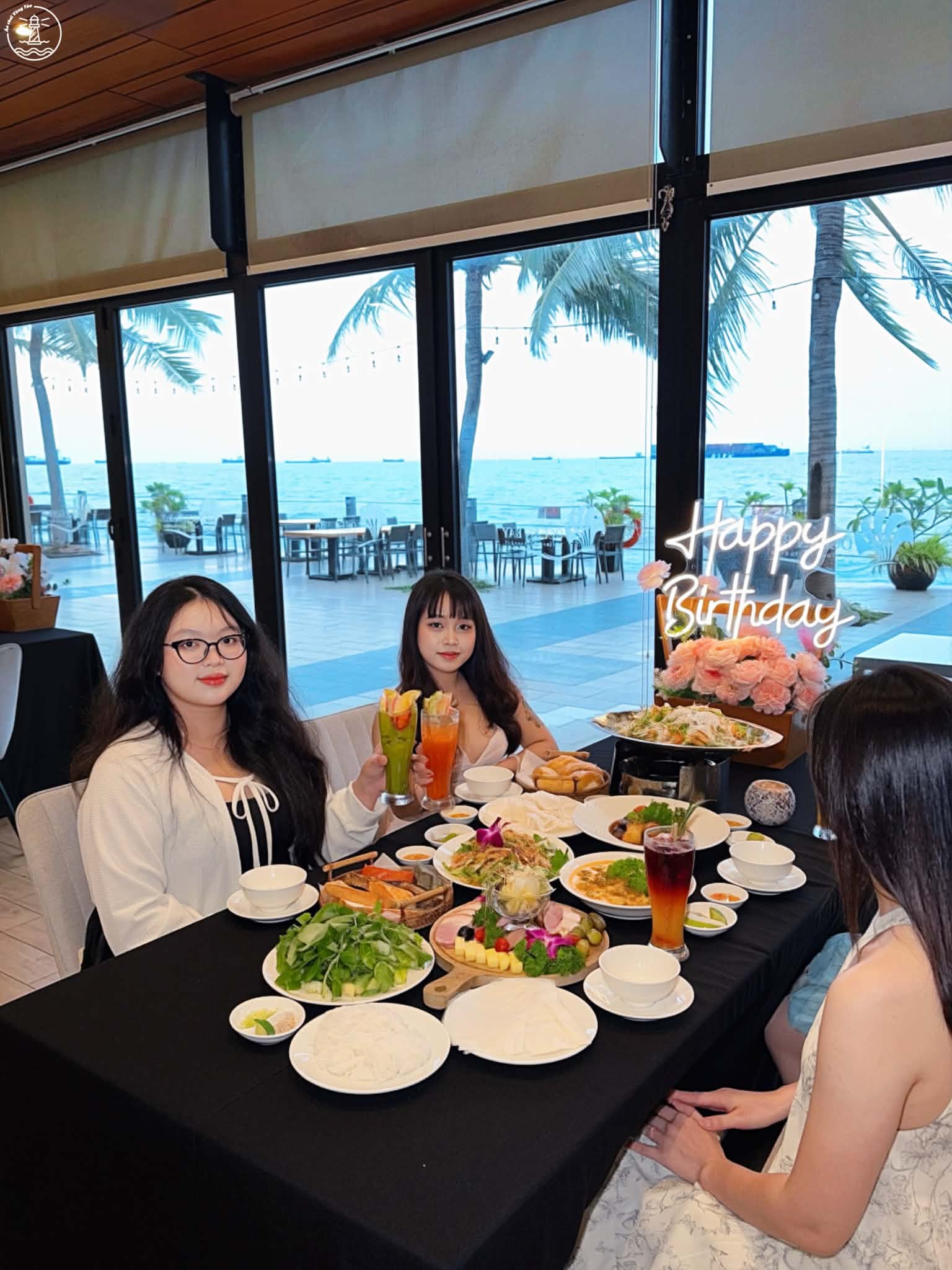 Bật mí nhà hàng đãi sinh nhật sang trọng view biển siêu lãng mạn 🌊🥂