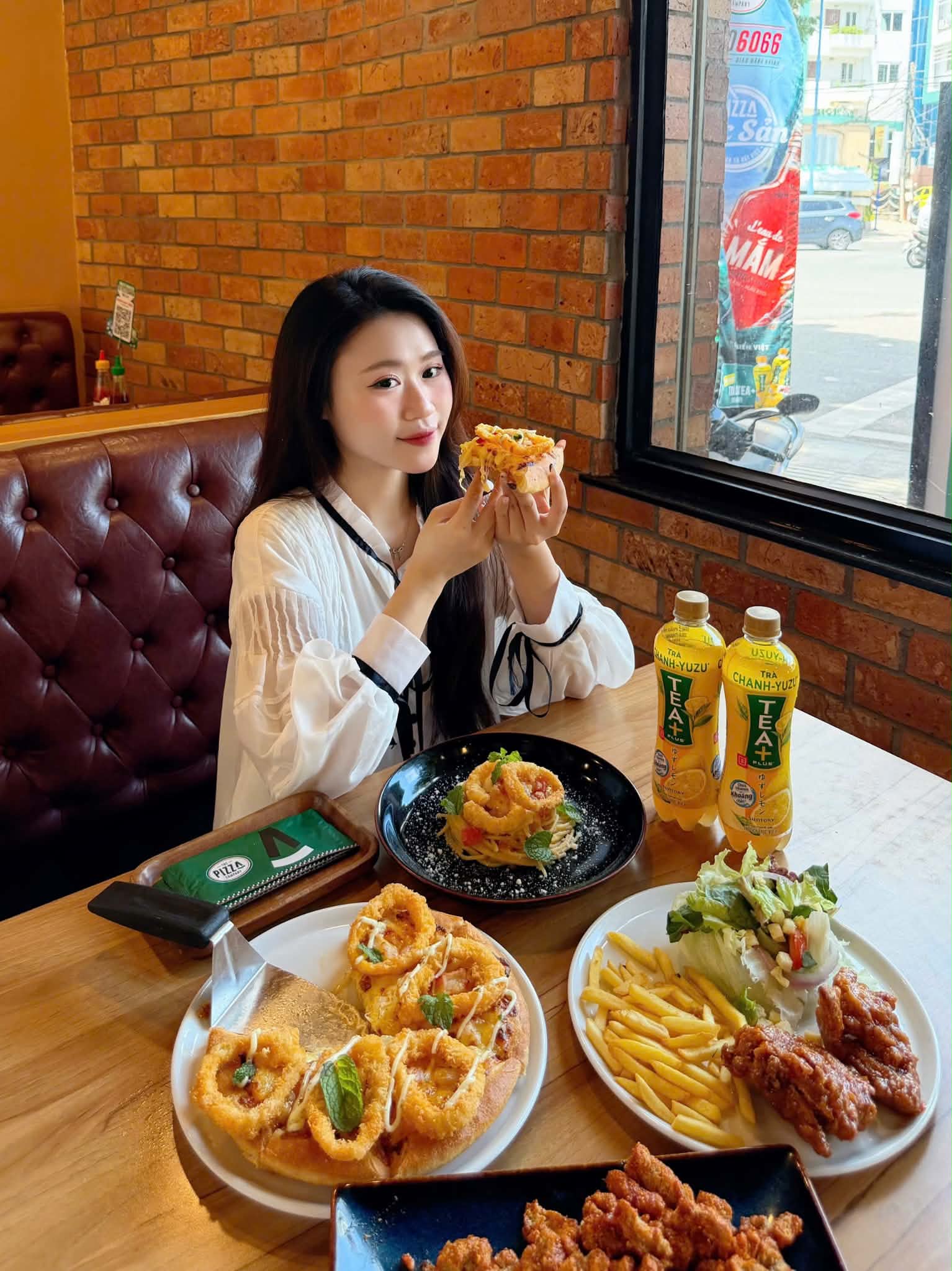 The Pizza Company ra mắt món Pizza mắm kẹo tỏi ớt kiểu Việt Nam siêu dính 🍕🍕