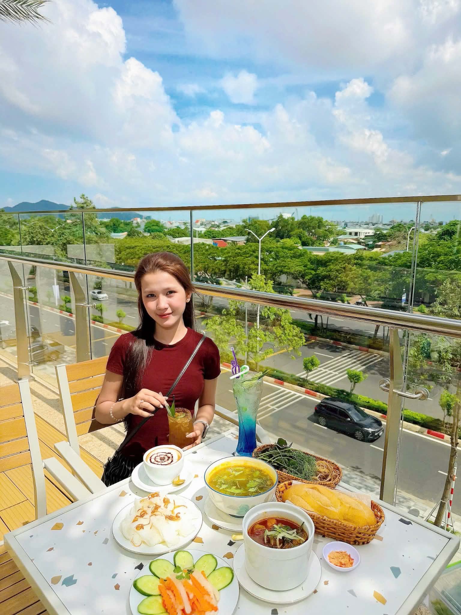 📍Phát hiện quán cafe sân vườn ngắm đường từ trên cao ngập tràn cây xanh mà ít người biết đến ngay khu Centre Point Chí Linh