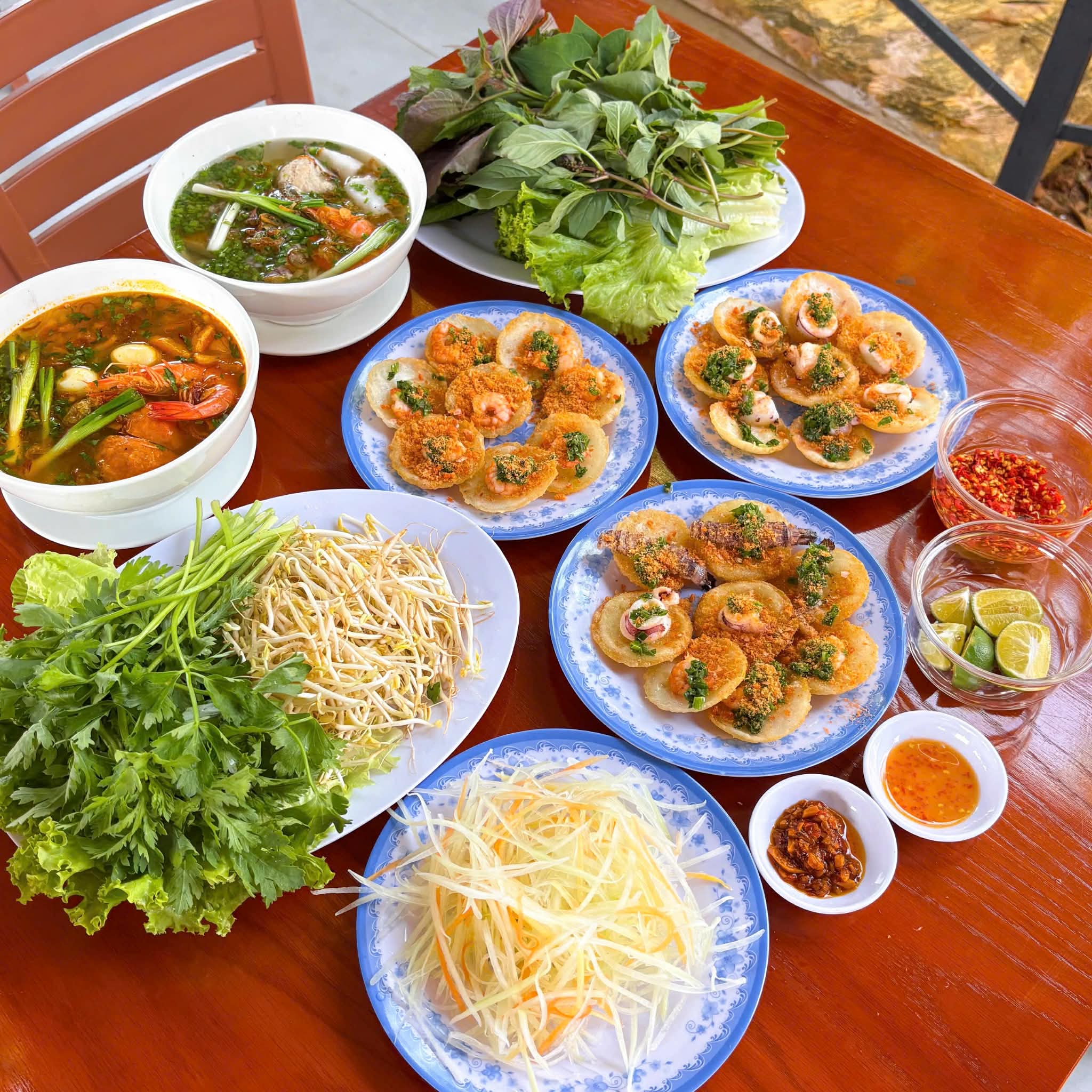 ✨PHÁT HIỆN QUÁN BÁNH KHỌT - BÚN HẢI SẢN BỀ BỀ NGAY VÒNG XOAY TƯỢNG ĐÀI LIỆT SỸ✨