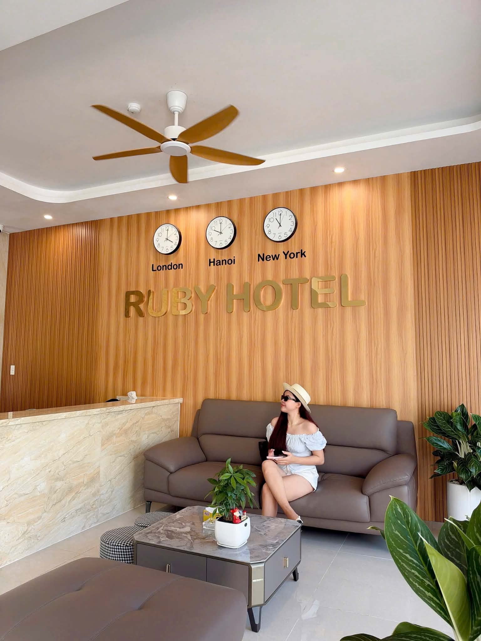 Một chiếc khách sạn mới mở giá cực yêu, tiện nghi đầy đủ cách tượng Cá Ông 1 phút đi xe