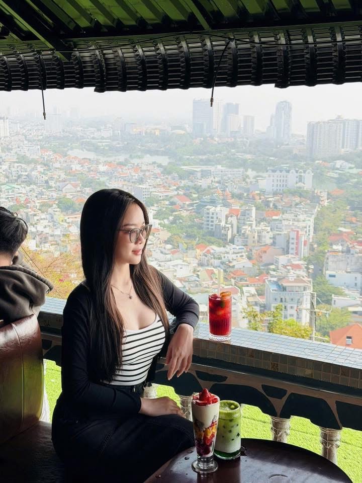 QUÁN CÀ PHÊ VIEW THÀNH PHỐ TRÊN NÚI – KHÔNG KHÍ MÁT RƯỢI, LẠI CÒN MỞ XUYÊN TẾT, MẤY BÀ BIẾT CHƯA? 🌿