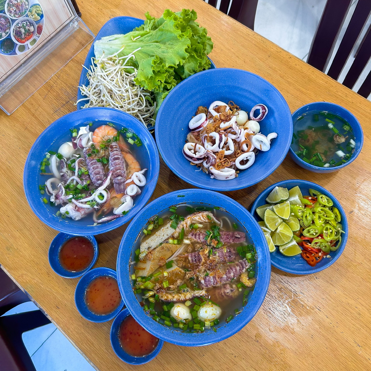 Quán hủ tiếu mực ở Hoàng Hoa Thám, ngoài ăn sáng còn có lẩu cá đuối!!!